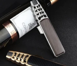 Merkloos Turbo Jetflame Aansteker - Gasbrander - Vuurwerk Torch - Crème Brûlée Brander - BBQ En Sigaren Aansteker - Windproof - Carbon Met Goudkleurige Metalen Behuizing -Grillmeesters Goedkope Winkel 1200x1028 1