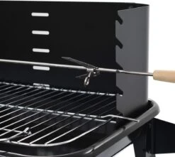Verrijdbare Barbecue – Houtskool/Briketten - Verstelbare Grillplaat – Houten Tafel – Winscherm – Gewicht 5.9kg -Grillmeesters Goedkope Winkel 1200x1074