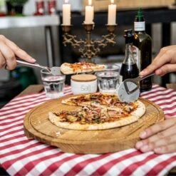 Boska Pizzaplank Friends L - BBQ Accessoires - Eikenhout - Handige Opvanggeul - Ø 34 Cm -Grillmeesters Goedkope Winkel 1200x1200 761