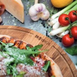 Boska Pizzaplank Friends L - BBQ Accessoires - Eikenhout - Handige Opvanggeul - Ø 34 Cm -Grillmeesters Goedkope Winkel 1200x1200 762