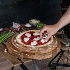 Boska Pizzaplank Friends L - BBQ Accessoires - Eikenhout - Handige Opvanggeul - Ø 34 Cm -Grillmeesters Goedkope Winkel 1200x1200 770