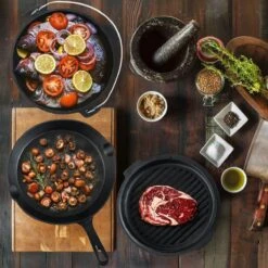 Dutch Mountains Gietijzeren Pannenset 7-delig - Dutch Oven – Braadpan - Grillpan - Hapjespan - Kookset In Houten Transportkist - Deksellifter - Brander -Grillmeesters Goedkope Winkel 1200x1200 834