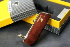 Cohiba® Sigarenaansteker - Sigarenboor - Sigaren - Sigaar - Cohiba Aansteker - Sigarenboor - Sigaren Accessoires - Sigarenknipper - Sigaar Aansteker - Cohiba - Incl. Luxe Geschenkdoos - Rood -Grillmeesters Goedkope Winkel 1200x800 52