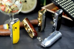 Cohiba® Sigarenaansteker - Sigarenboor - Sigaren - Sigaar - Cohiba Aansteker - Sigarenboor - Sigaren Accessoires - Sigarenknipper - Sigaar Aansteker - Cohiba - Incl. Luxe Geschenkdoos - Rood -Grillmeesters Goedkope Winkel 1200x800 55