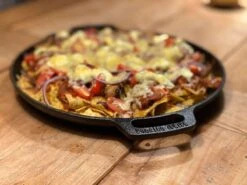 Valhal Outdoor Skillet / Plancha / Koekenpan - Gietijzer - Diameter 35cm, Twee Handvatten, VH35F -Grillmeesters Goedkope Winkel 1200x900 50
