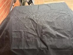 COVER UP HOC RED Label BBQ Hoes 145x61x117 Cm Waterdichte Barbecue Hoes / Afdekhoes Bbq / Met Trekkoord, Bbq Hoes, Bbq Hoes Waterdicht, Bbq Beschermhoes Zwart -Grillmeesters Goedkope Winkel 1200x902 3