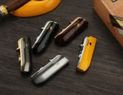 Cohiba® Sigarenaansteker - Sigarenboor - Sigaren - Sigaar - Cohiba Aansteker - Sigarenboor - Sigaren Accessoires - Sigarenknipper - Sigaar Aansteker - Cohiba - Incl. Luxe Geschenkdoos - Zwart -Grillmeesters Goedkope Winkel 1200x934
