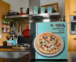 Nonna Pizzasteen Ø30,5 Met RVS Serveerrek - Stenen Pizzaplaat / Ovenplaat (11mm Dik) Voor Oven En Barbecue (BBQ) - Maximaal 600 Graden Celcius -Grillmeesters Goedkope Winkel 1200x985 2
