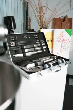 Sens Design BBQ Accesoires - 18 Delig - BBQ Gereedschapset Koffer -Grillmeesters Goedkope Winkel 801x1200